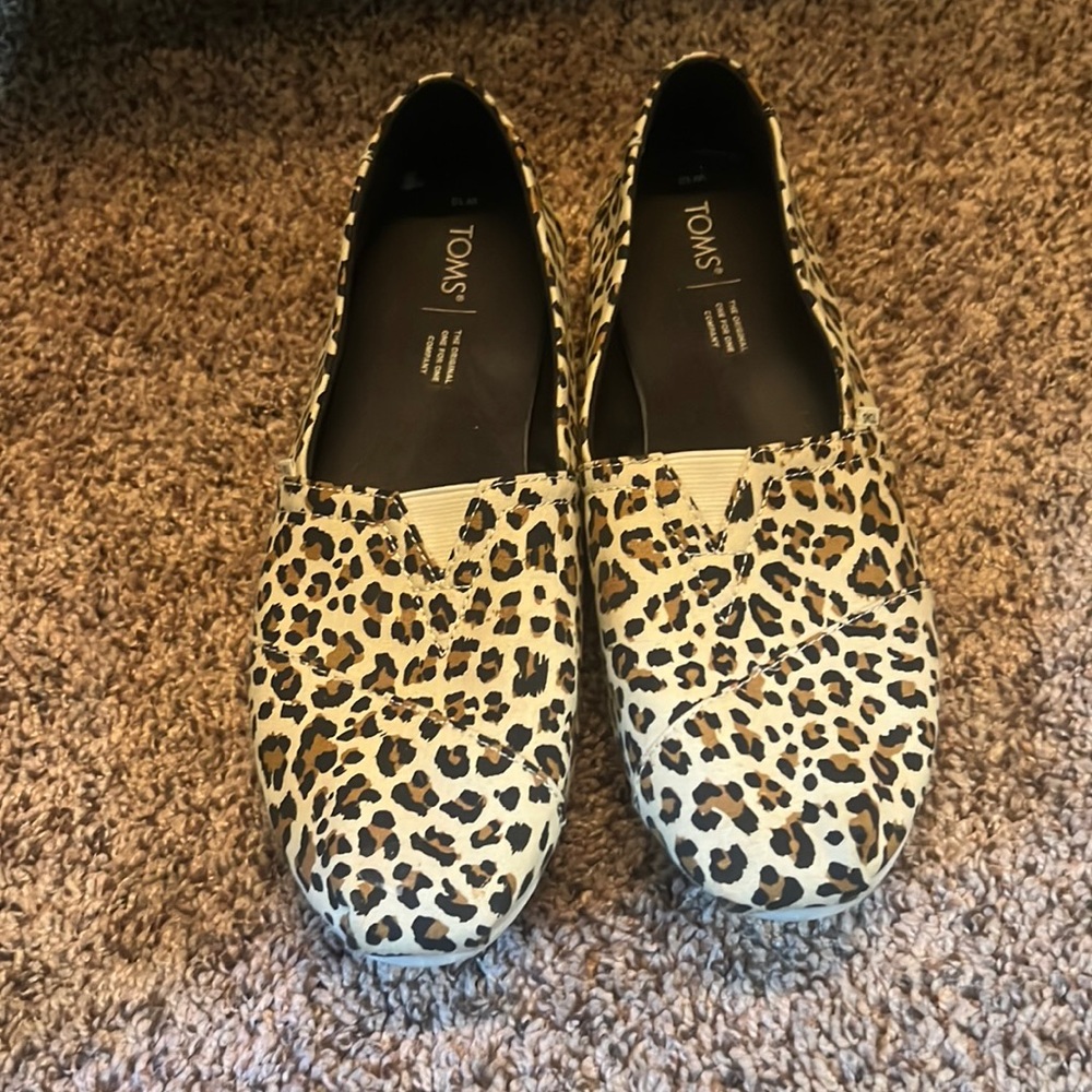 TOMS size 10 cheetah flats